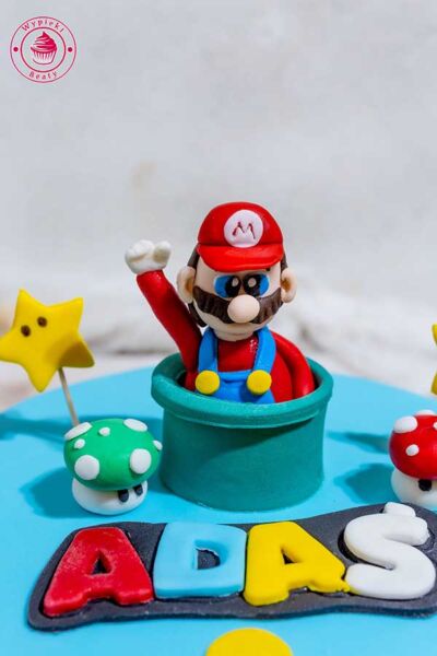 tort z figurką Mario