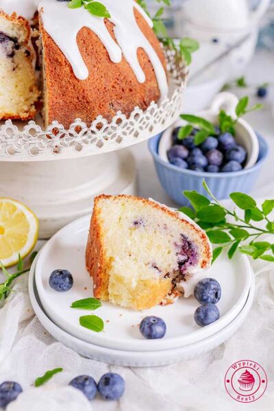 wilgotna babka pieczona z borówkami i oblana lukrem cytrynowym