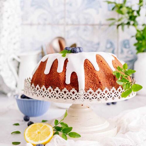 babka cytrynowa z borówkami i lukrem