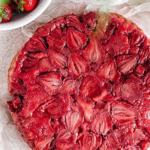 odwrócone ciasto drożdżowe pieczone z truskawkami