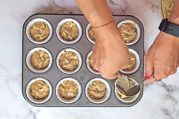 nakładanie ciasta na muffinki cukiniowe do papilotek