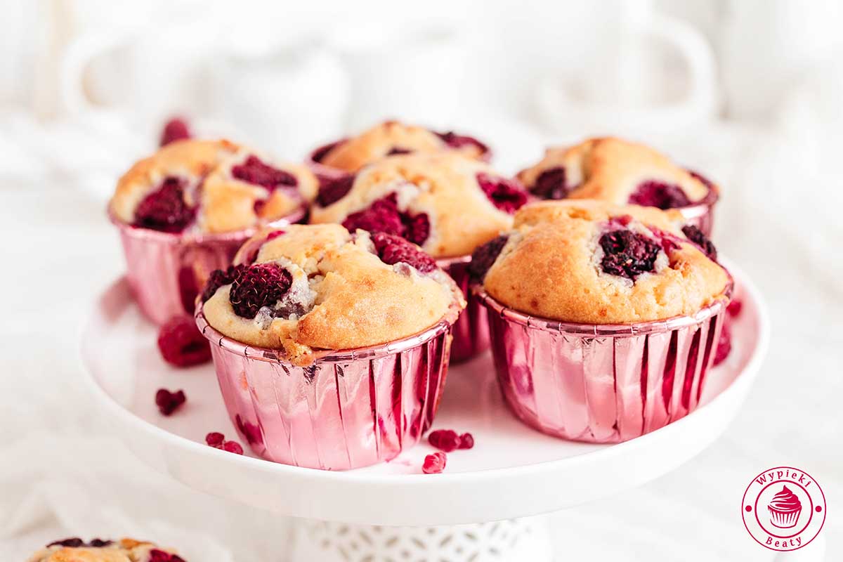 proste muffinki z malinami i czekoladą białą