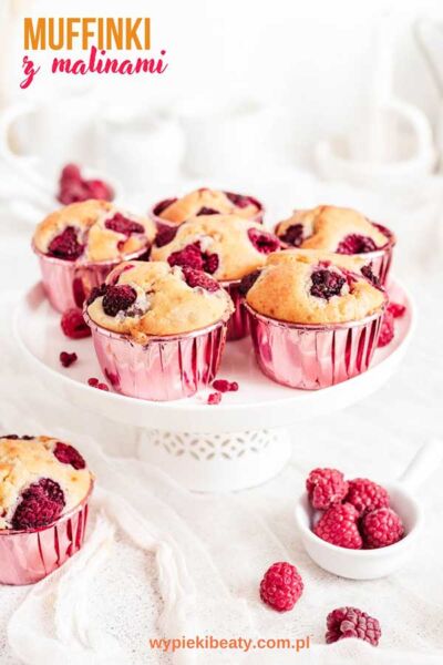 cupcakes with white chocolate and raspberries