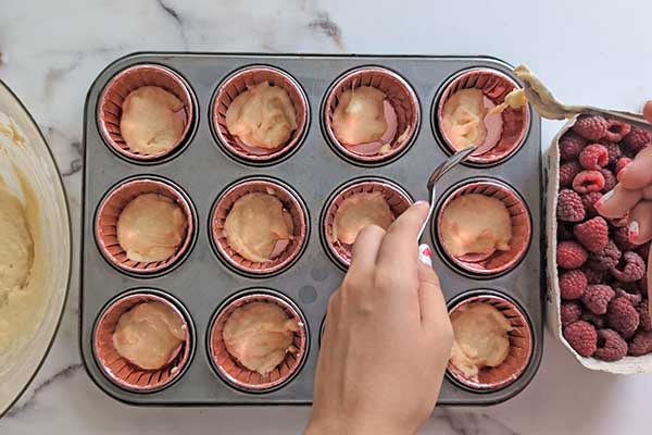 nakładanie ciasta na muffinki do papilotek