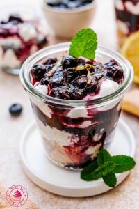 Prosty deser czekoladowo-brzoskwiniowy deser mascarpone z biszkoptami i borówkami
