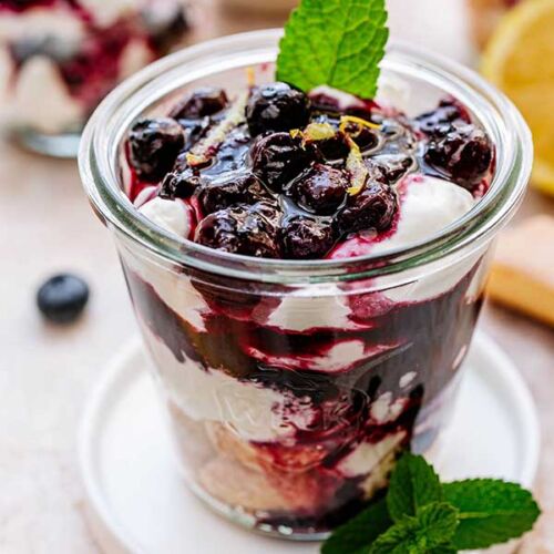 deser mascarpone z biszkoptami i borówkami