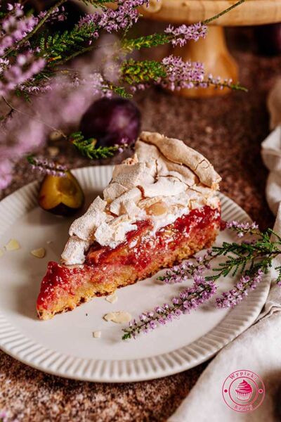 Louise cake with plums