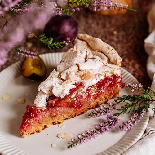 Louise cake with plums