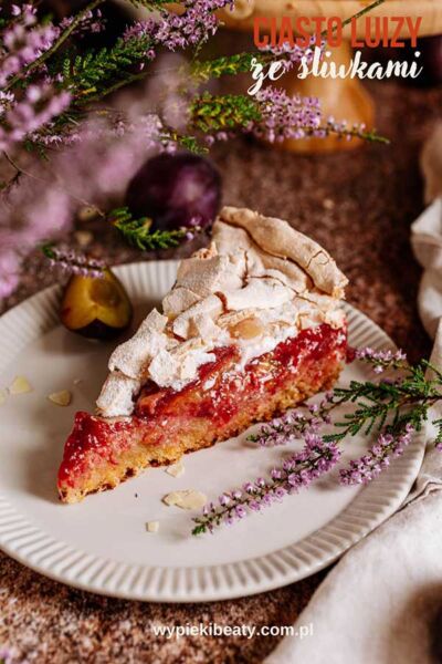 louise cake with plums and meringue