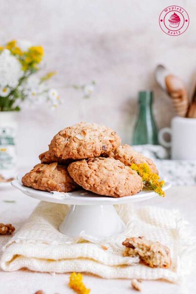 oatmeal cookies with white chocolate anad walnuts