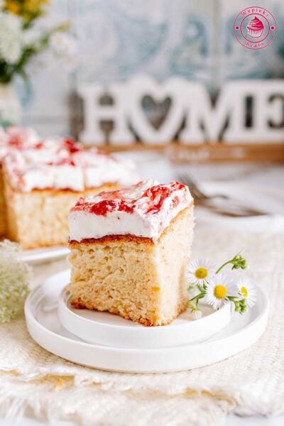 proste  ciasto z mascarpone i dżemem truskawkowym