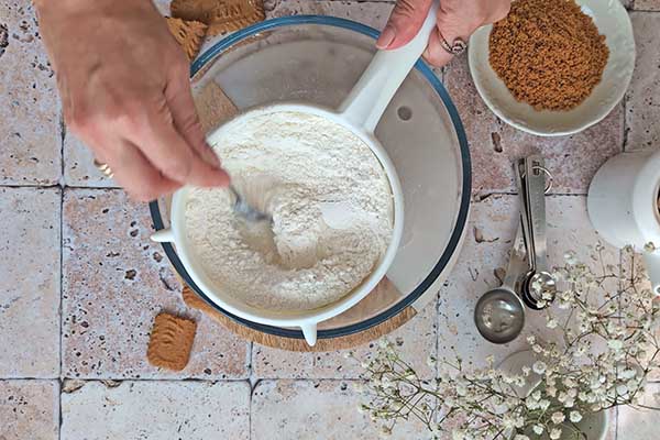 przesiewanie mąki z proszkiem do pieczenia na ciasto