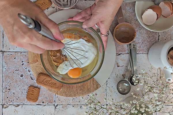 mieszanie mokrych składników na ciasto biscoff