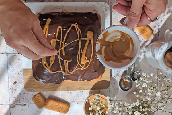 polewanie ciasta biscoff kremem biscoff