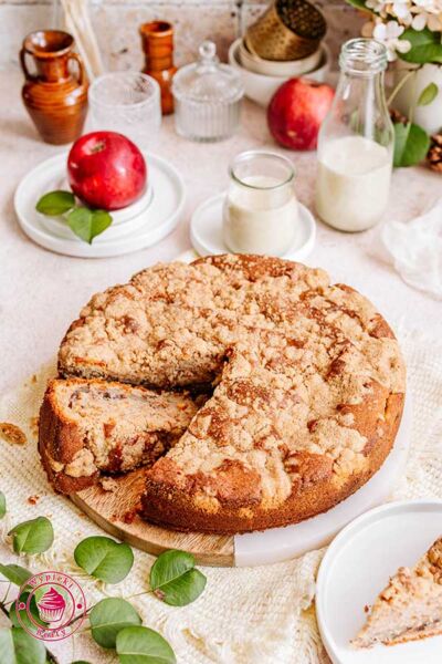 cinnamon apple cake with cinnamon streusel