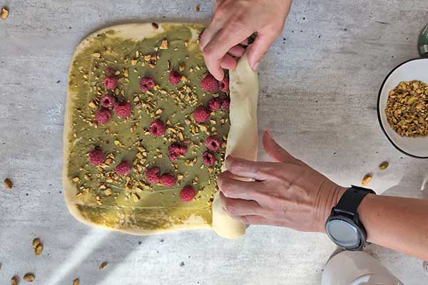 zawijanie ciasta drożdżowego na rollsy z pistacjami