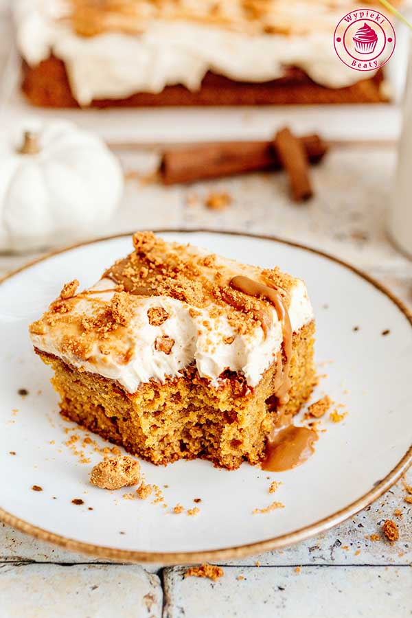 pumpkin cake with biscoff cream