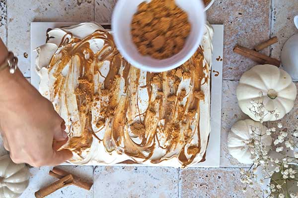 posypywanie wierzchu ciasta pokruszonymi ciasteczkami