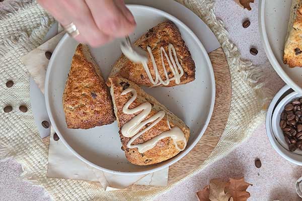 smarowanie scones lukrem kawowym