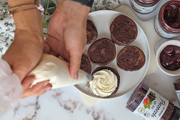 dekorowanie ciastek brownie kremem mascarpone