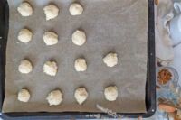 układanie ciastek na blaszce do pieczenia