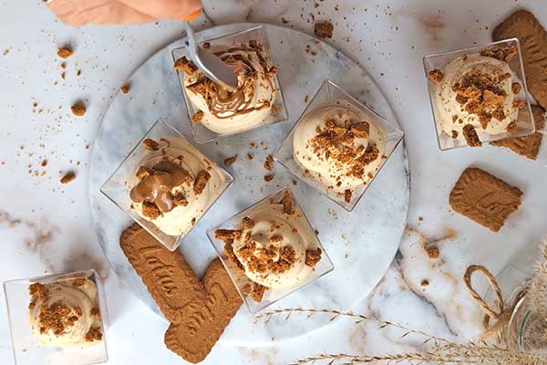 polewanie deserów podgrzanym kremem biscoff