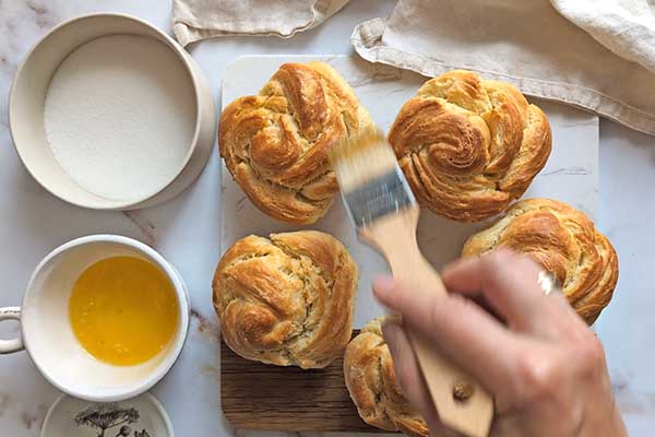 smarowanie muffinek rozpuszczonym masłem