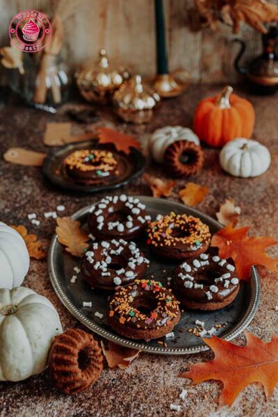 halloweenowe oponki czekoladowe z polewą czekoladową i kolorową posypką cukrową