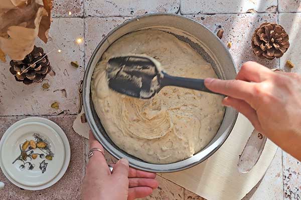 wykładanie ciasta pistacjowego do formy do pieczenia