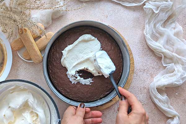 smarowanie ciasta czekoladowego kremem mascarpone