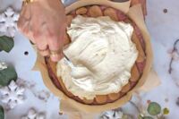 wykładanie kremu mascarpone z białą czekoladą na ciasto