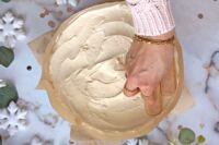 układanie biszkoptów na kremie mascarpone