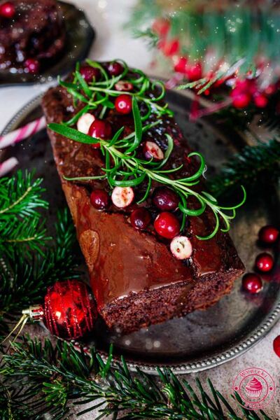 moist gingerbread cake with apples