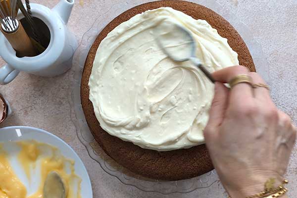 wykładanie cytrynowego kremu mascarpone na ciasto