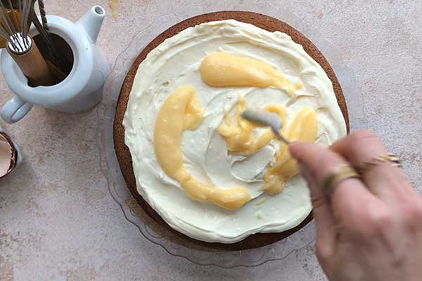 wykładanie lemon curd na krem mascarpone