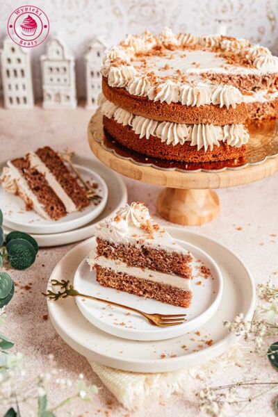 cinnamon cake with cinnamon cream