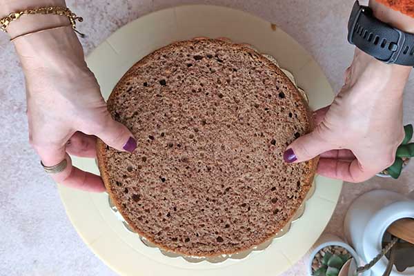 układanie drugiego blatu ciasta cynamonowego na torcie cynamonowym