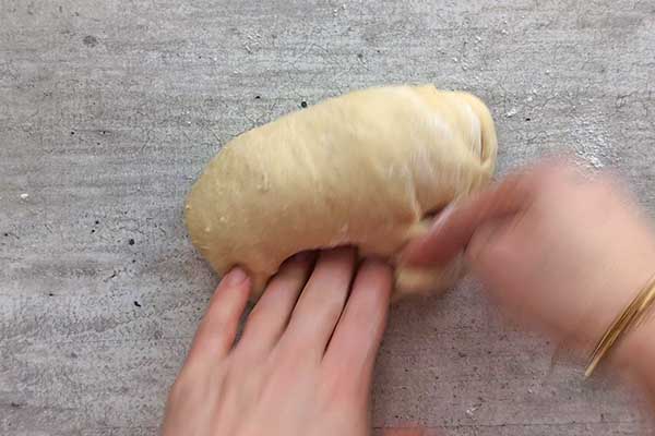 zagniatanie ciasta drożdżowego na kuchennym blacie