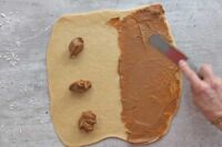 rozsmarowywanie kremu biscoff na rozwałkowanym cieście drożdżowym