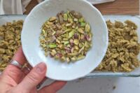 posypywanie ciasta posiekanymi pistacjami