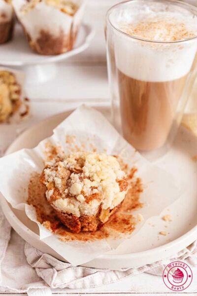 apple pie muffins with streusel