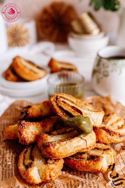 szybkie i proste ciastka  z ciasta francuskiego i  kremu pistacjowego