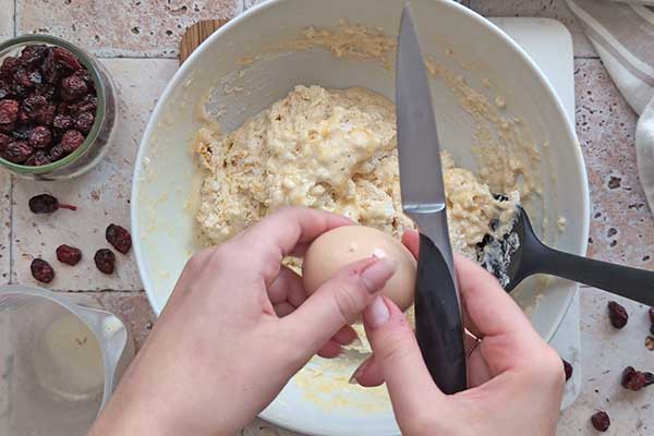 dodawanie jajka do ciasta na pomarańczowe muffiny