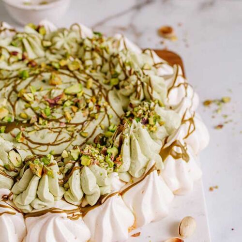 beza pistacjowa z pistacjami i pistacjowym kremem
