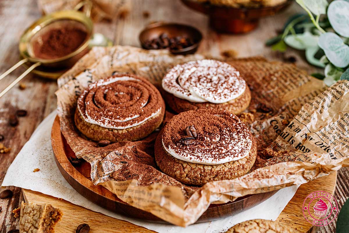 miękkie kawowe ciastka tiramisu z kremem mascarpone i gorzkim kakao