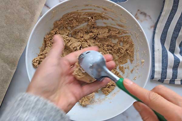 nabieranie porcji ciasta na ciastka kawowe