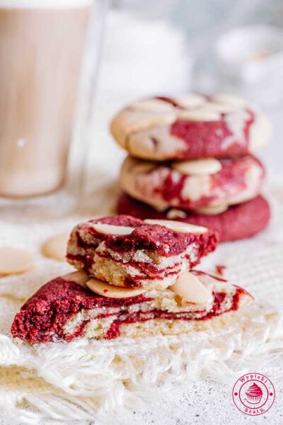 ułożone w stosik ciastka red velvet i jedno z nich podzielone na kawałki