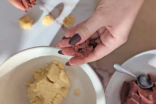 nabieranie porcji ciasta na ciasteczka red velvet