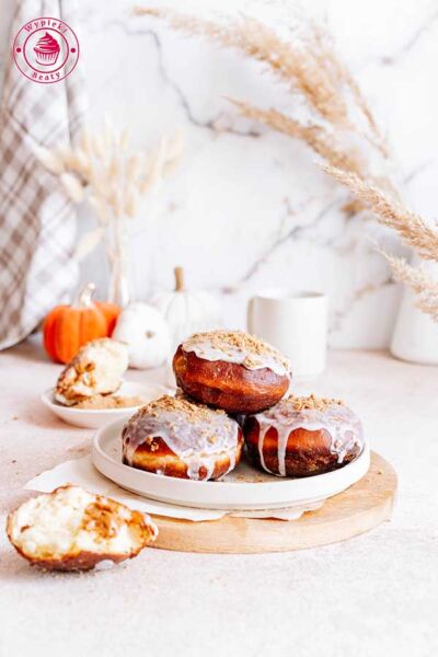 pączki z kremem ciasteczkowym biscoff lotus oblane lukrem i posypane ciasteczkami