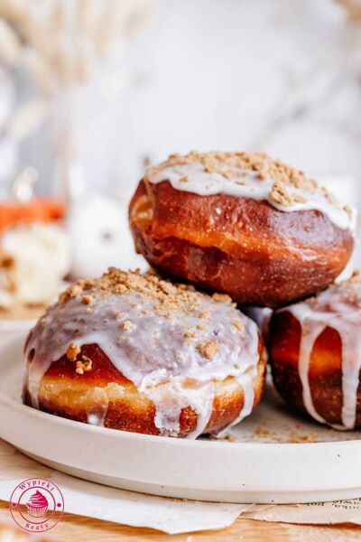 drożdżowe pączki z lukrem nadziane kremem lotus biscoff